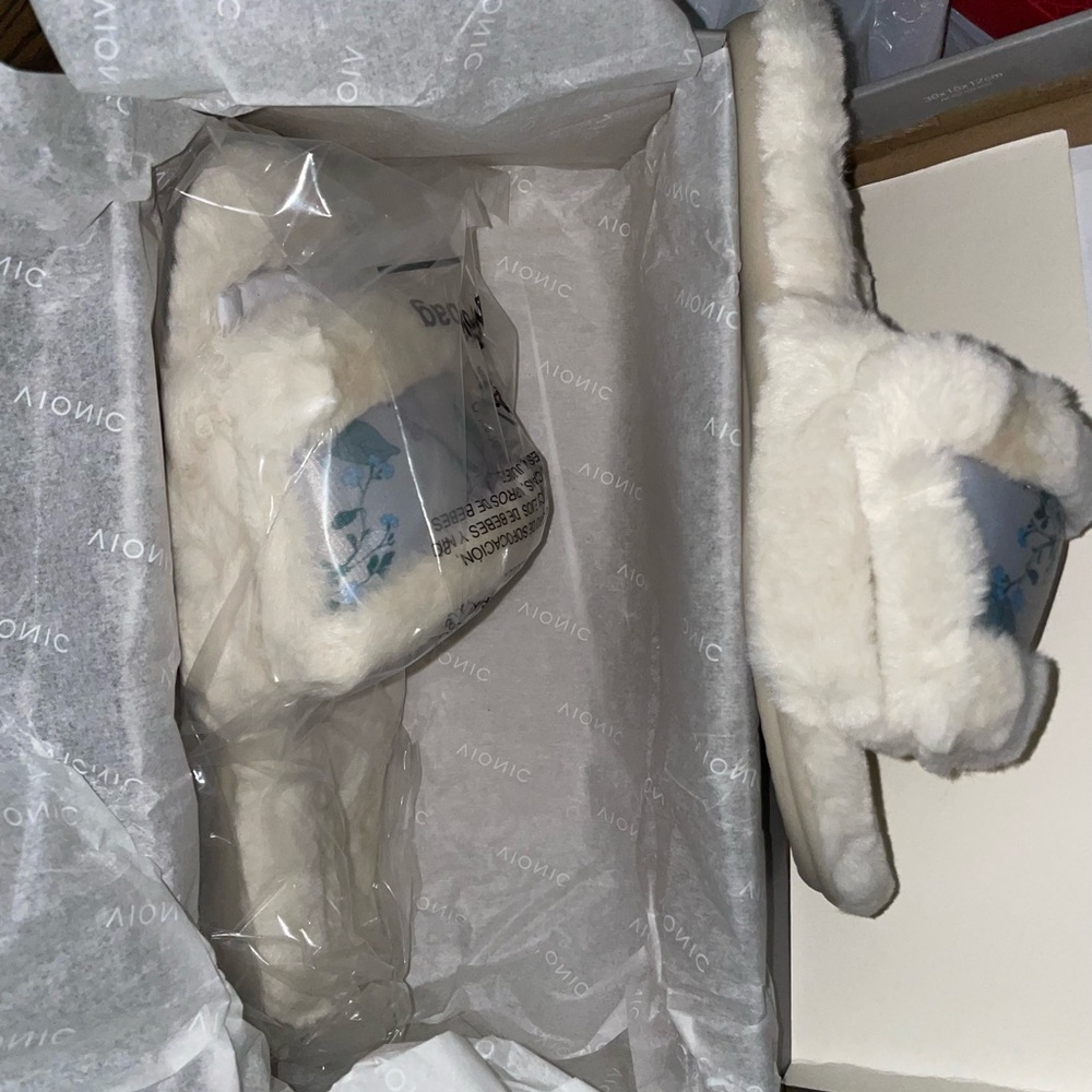 Vionic Cream Fuzzy Slippers